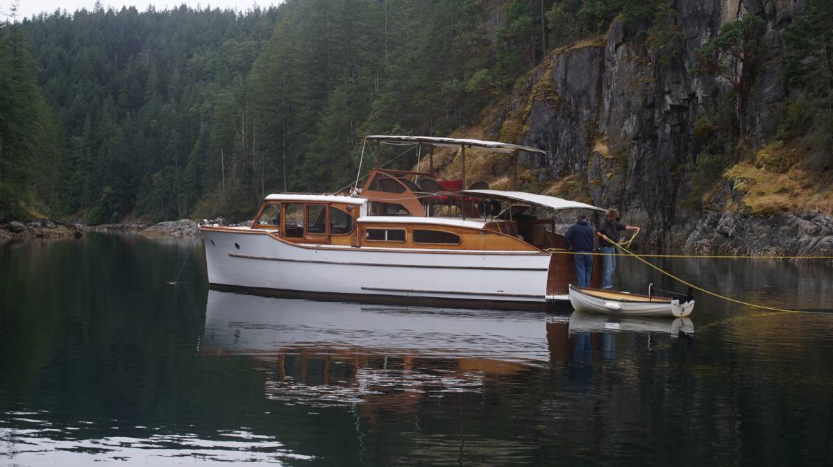 the motor boat Geordie comes to stern tie next to pino