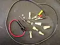 Certains des composants électriques utilisés. Diode, régulateur de tension, connecteurs, fusibles et fil de calibre 10.
