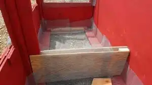 The base is lined with hardware cloth to keep out rats and allow for an exchange of worms and other decomposers with the environment.