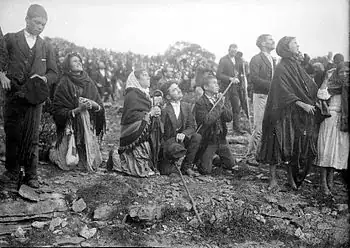 Part of the crowd looking at the Sun during the event