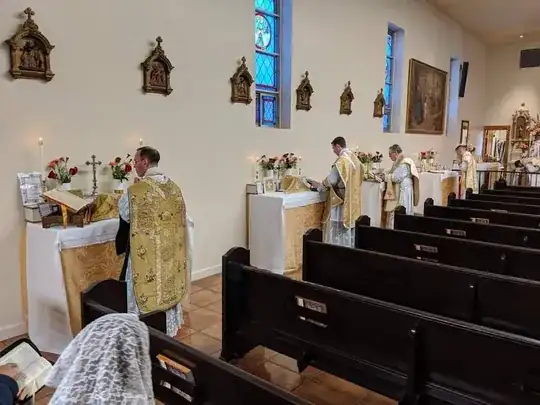 In Defense of Side Altars