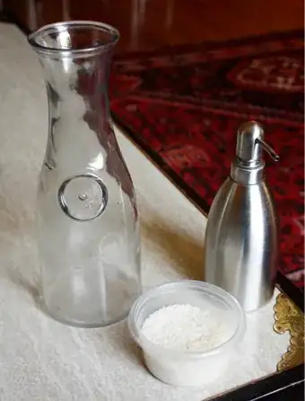 Irregular containers cleaned up with rice