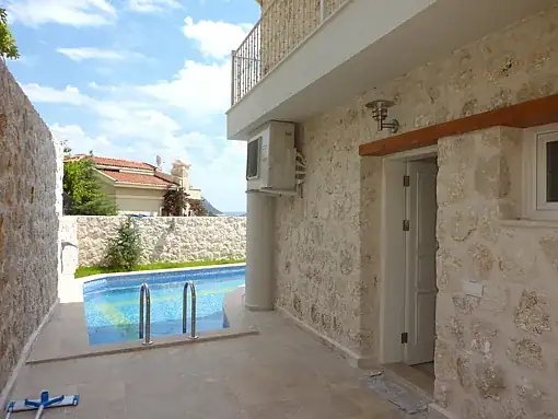 Decorative exterior moat