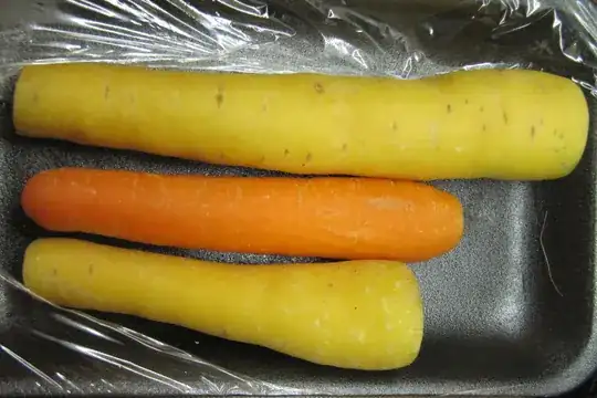 Eine Karotte zwischen zwei gelben Rüben