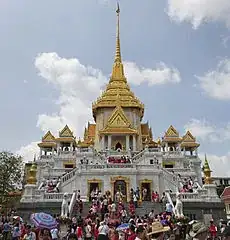gilded roof on Wat Traimit