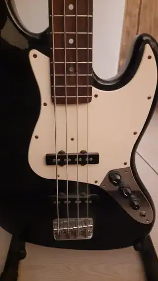 it has a vintage pickguard, like it's yellowish.