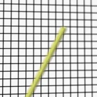 Render 7: Narrow cylinder in front of a grid plane, focus between grid and cylinder