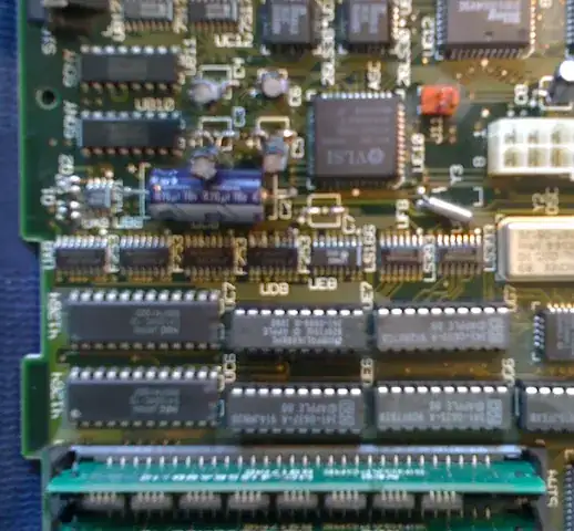 in the middle, trace interruptions are clearly visible