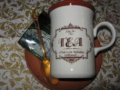 Чашка лежит на столе