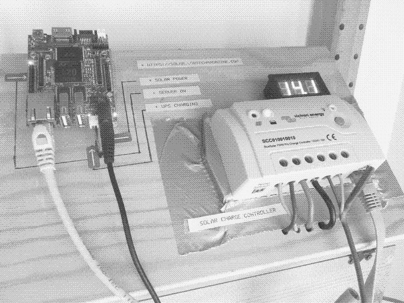 Bild: Der Server und der Laderegler der Solaranlage.