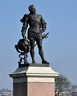 Statue commemorating Drake and his circumnavigation of the Globe in Plymouth Hoe
