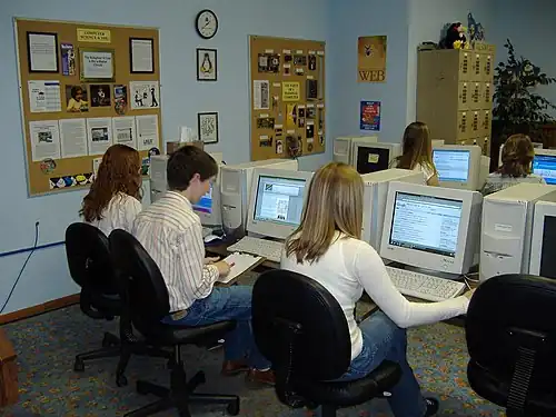 Students working in a Gentoo Linux computer lab (2006)