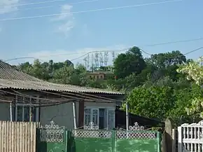 Școala roșie din Cetireni (în fundal), monument arhitectural de importanță națională.