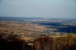Vedere panoramică: Dolna (mai aproape, jos), Micleușeni (mai departe, în dreapta).