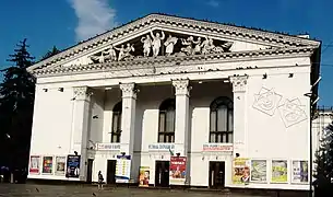 Teatrul, fațada spre piață