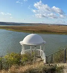 Foișor rotund (rotondă) pe malul lacului de acumulare, lângă fosta localitate.