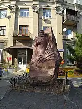 Monument în Harkov, vizavi de institutul care îi poartă numele