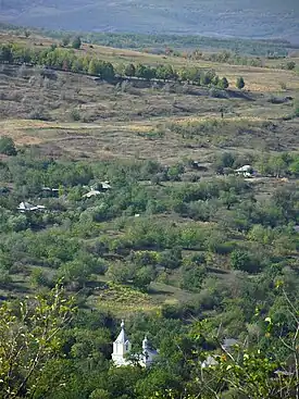 Vedere panoramică: biserica „Nașterea Maicii Domnului” din localitate, este un monument ocrotit de stat.