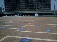 Indicații scrise pentru păstrarea distanței sociale în timpul unor demonstrații în vremea pandemiei Covid-19