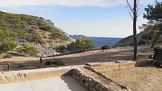 Caló d'en Monjo, platou deasupra golfului