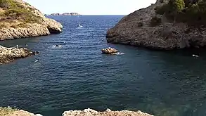 Golful Caló d'en Monjo cu insula Malgrats la orizont