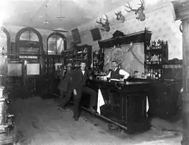 Interiorul localului Toll Gate Saloon din Black Hawk, Colorado în 1897.