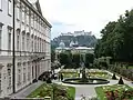 Palatul Mirabell (în stânga) şi Castelul Hohensalzburg (pe fundal)
