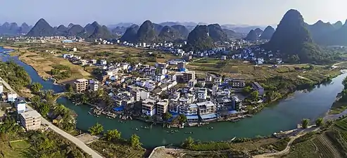 Plute care navighează pe râul Yulong în comitatul Yangshuo din Guilin