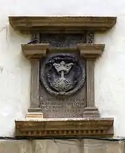 Placa cu stema Brașovului situată deasupra intrării porții