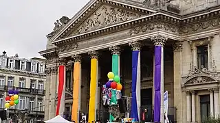 Coloanele Bursei de Valori din Bruxelles în culorile curcubeului (2015)