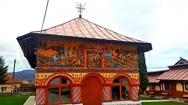 Pridvorul închis cu tâmplărie metalică