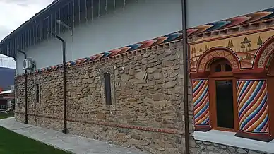 Perete lateral din zidărie cu bolovani de râu