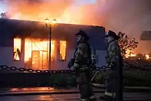 Pompierii care au observat pagubele din Minneapolis în după-amiaza zilei de 28 mai