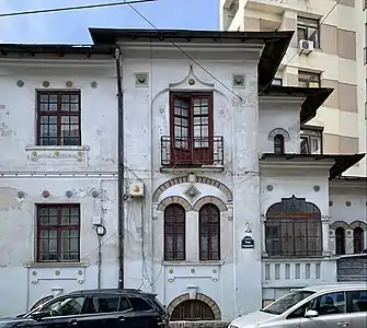 Strada Franzelarilor nr. 2A, București, c.1900, arhitect necunoscut. Casa iese în evidență prin ornamentele policrome de ceramică glazurată, asemănătoare cu cele ale unor biserici din Moldova, ca Biserica Sfântul Nicolae Domnesc din Iași