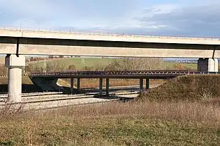 Viaductul Geratal (sus) trece peste A 71 (jos) și peste un drum comunal (Kreisstraße) (mijloc)