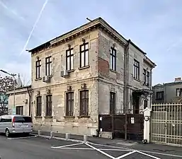 Strada Gramont nr. 33, arhitect necunoscut, c.1900-1910, un exemplu tipic de patrimoniu arhitectural în degradare, lucru cauzat de neglijența proprietarilor și a primăriei, și de lipsa punerii în aplicare a unor legi care să protejeze asemenea clădiri