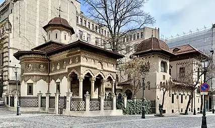 Biserica Stavropoleos, centrul vechi al Bucureștiului, cu picturi elaborate pe fațade, 1724