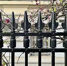 Gardul decorat cu sulițe