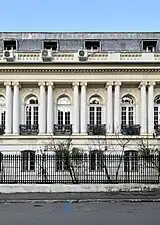 Parte a fațadei de la stradă, cu bosaje jos, și coloane ionice duble și ferestre arcuite sus