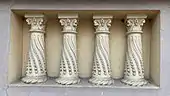 Balustradă neoromânească compusă din mici coloane corintice, în București