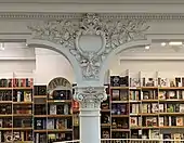 Stucatură cu un cartuș și frunze