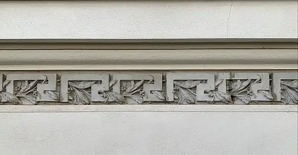 Meandru (sau cheie grecească) pe fațada casei