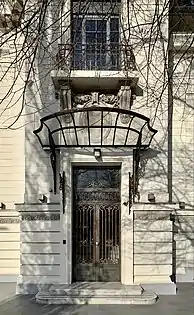 Intrarea casei, cu marchiză în formă de scoică deasupra