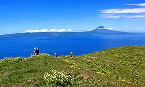 Insula Pico și Muntele Pico, cel mai înalt munte din Portugalia, văzute de pe Insula São Jorge⁠(d).