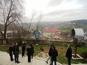 Panoramă a localității din curtea bisericii.