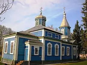 Biserica de lemn „Sf. Arh. Mihail și Gavriil” din centrul satului.