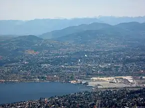 O vedere aerianǎ a orașului în apropiere de lacul Washington