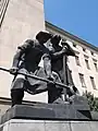 Monumentul metalurgiștilor în fața blocului A0