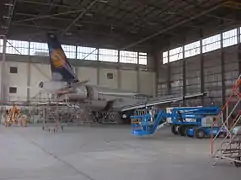 Un Airbus A319 în reparație într-un hangar.