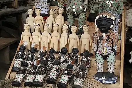 Păpuși voodoo de vânzare la un târg din Togo